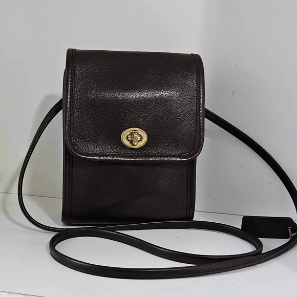 Coach Legacy bucket Gold Leather Shoulder bag ,top flap turnluck Closure - Picture 5 of 9